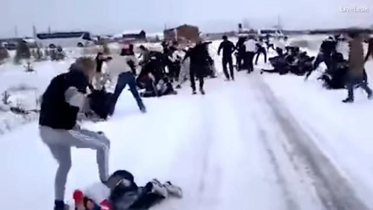 «Βάφτηκαν» κόκκινα τα χιόνια  -Απίστευτο ξύλο μεταξύ χούλιγκαν στη Ρωσία (βίντεο)